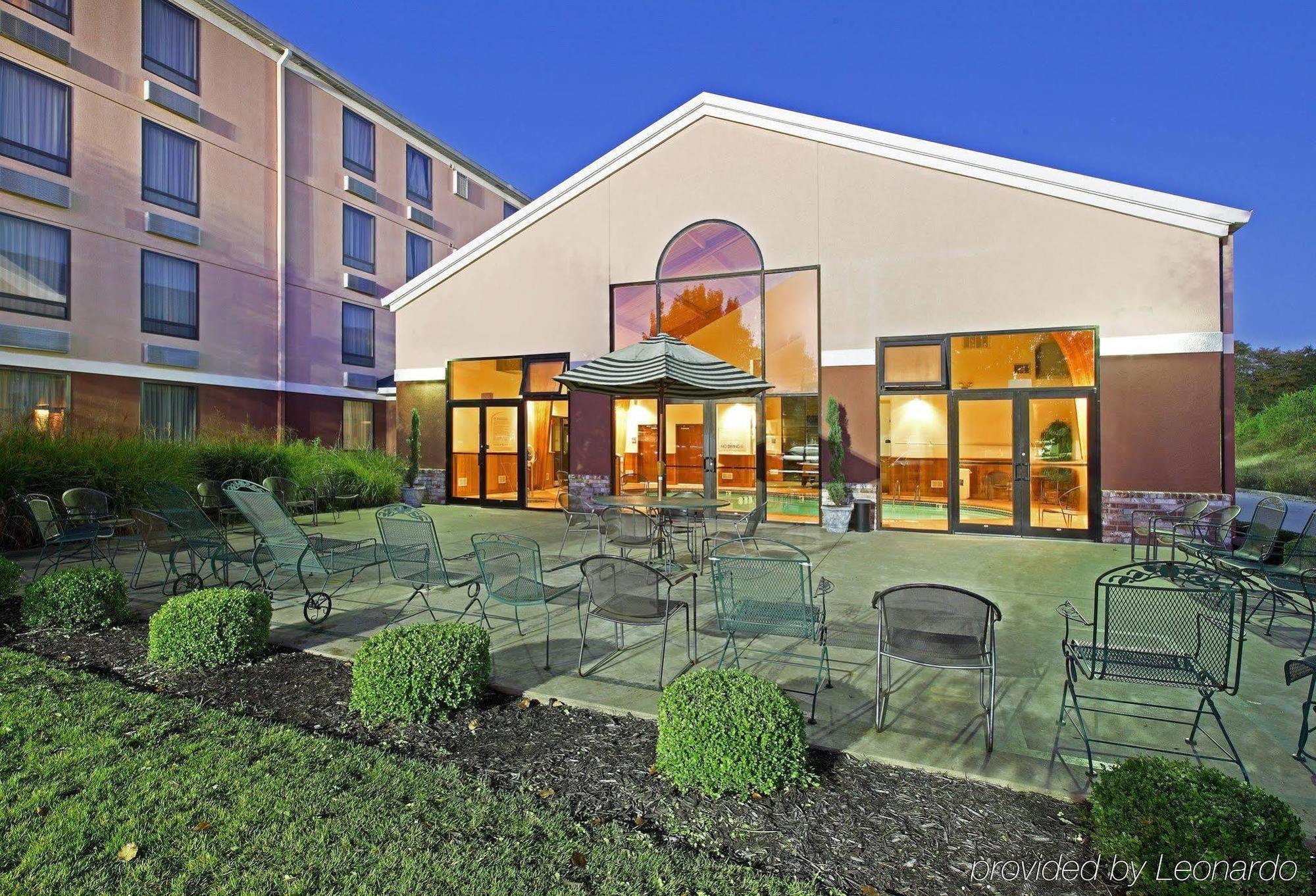 Holiday Inn Express Hotel & Suites Harrison Bagian luar foto